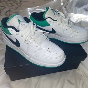 Air Jordan 1 low green and white womens 8 Y 6.5